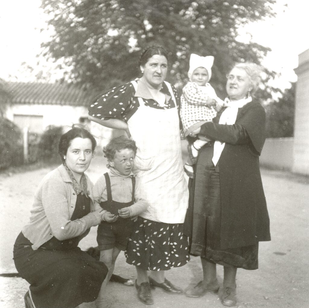 Foto storica di Elio, Graziella, nonna e mamma