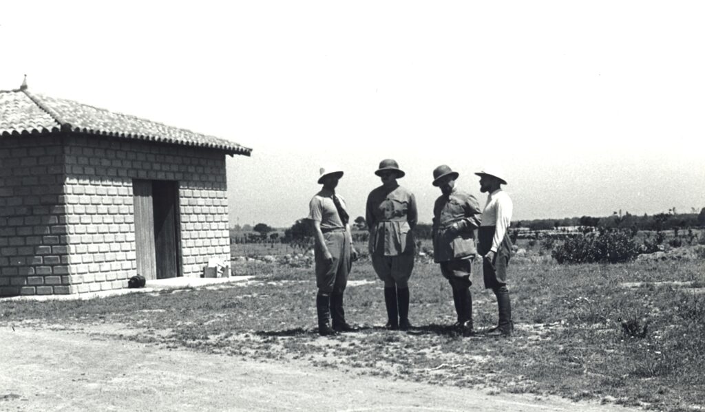 Capoterra – Loc. Su Spantu 3 – Villa Cardile oggi Villa Giardini – L’Ing. Giuseppe Cardile, il secondo da sinistra, giunto per la prima volta in Sardegna