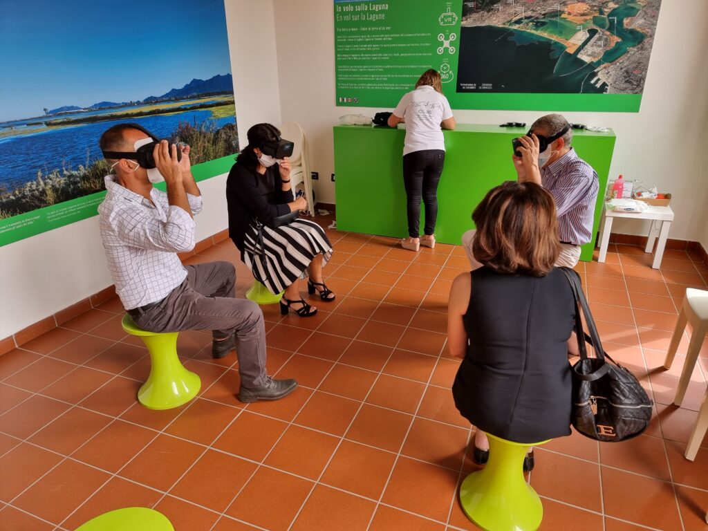 Ospiti del museo durante il volo virtuale nella sala dei paesaggi 3d
